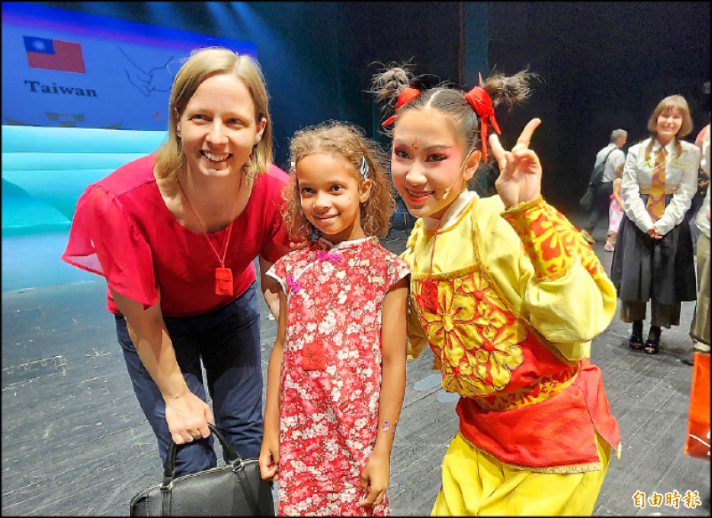 家長帶著小朋友開心與「哪吒」合照。（記者凌美雪攝）