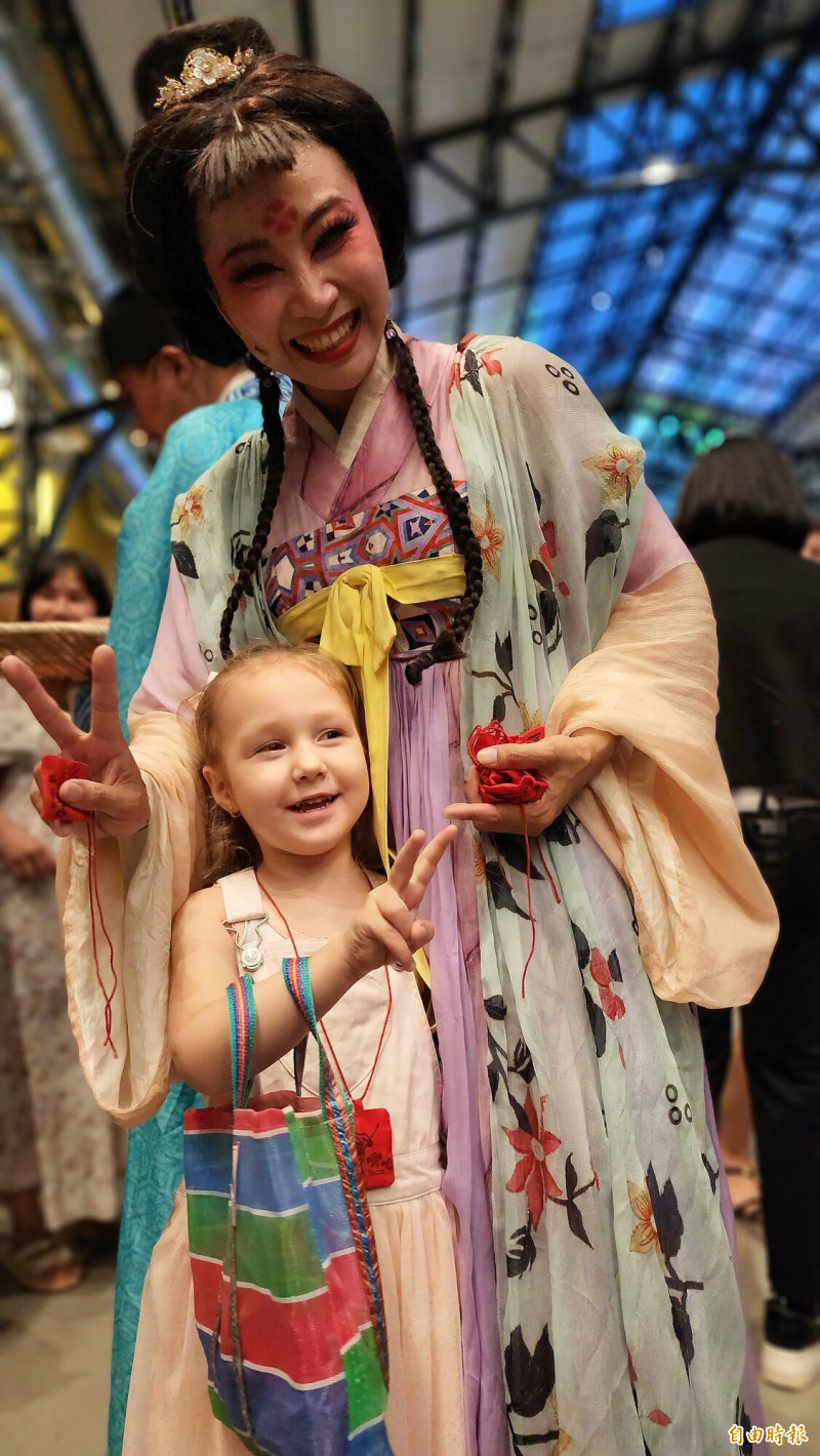 Paper Windmill Troupe: Ukrainian Children’s Heartwarming Experience with Nezha