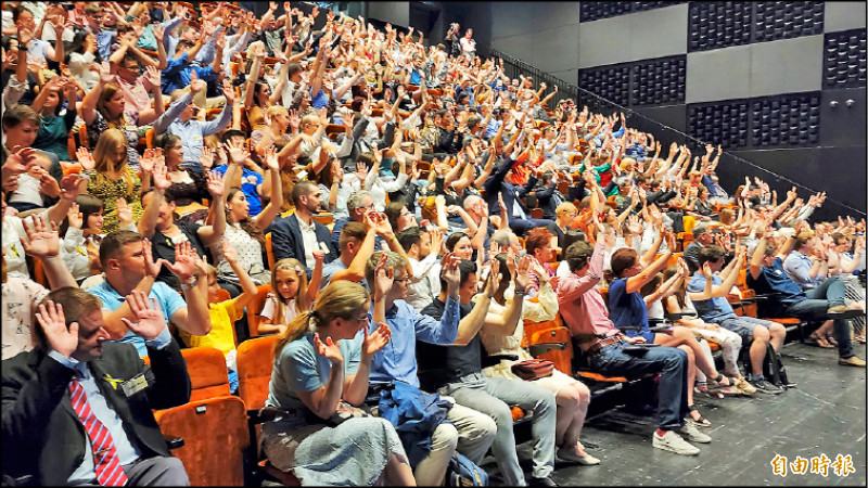 紙風車演出與觀眾互動，觀眾熱情回應。（記者凌美雪攝）