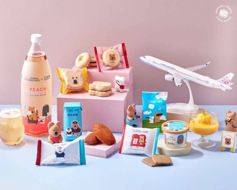 華航聯手五桐號將茶飲文化變身甜點帶上飛機，包裝由韓國人氣文創品牌DinoTaeng親自設計，插畫主角為短尾矮袋鼠Quokka及夥伴白色軟糖小熊BoBo，可愛呆萌的模樣化身機師和空服員，帶來溫暖人心的正能量。（華航提供）