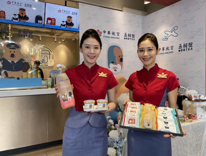 五桐號飲品特製、吃得到Q彈小晶球的「芒果甘露雪酪冰淇淋」，及「伯爵柑橘造型達克瓦茲」，為經濟艙旅客帶來甜蜜風情。（華航提供）