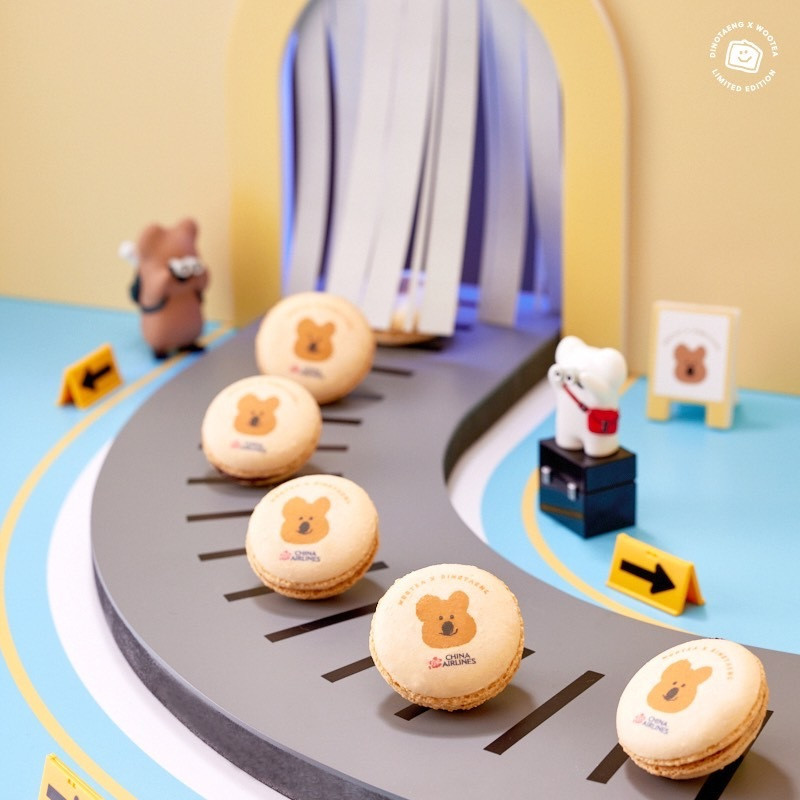 華航由桃園出發長程航線的豪華經濟艙，提供法式著名甜點「可可柑橘馬卡龍」。（華航提供）