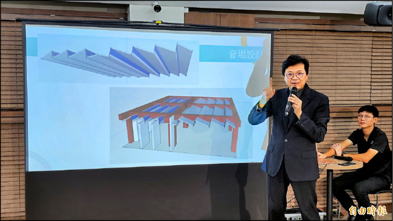 音樂總監李哲藝說明大團練室在音場設計上暗藏的巧思，使空間中任何角落都有最好的聆聽效果。（記者凌美雪攝）