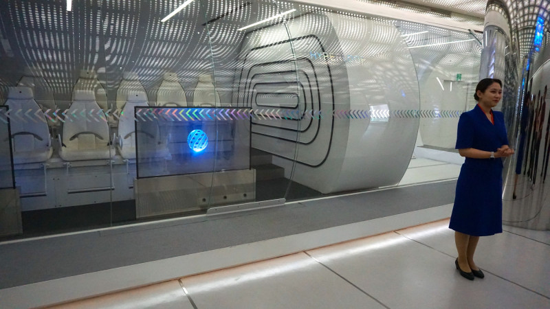 隨宇宙引導人員搭乘「光速列車」前往宇宙控制中心。（董柏廷攝）