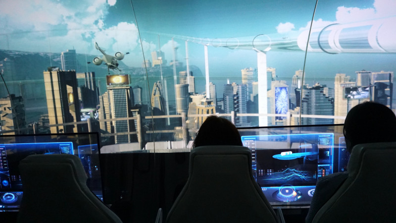 光速列車內部車窗段時變成投影未來世界交通的螢幕，座椅會隨著影像晃動。（董柏廷攝）