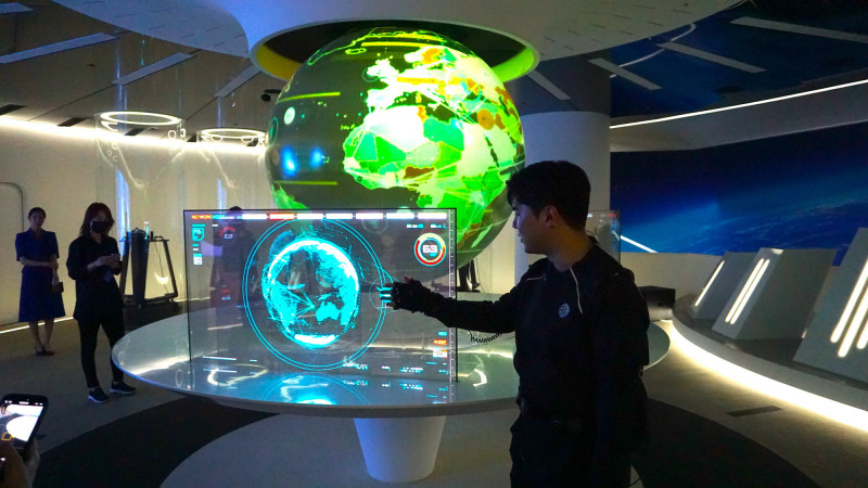 抵達宇宙控制中心，指揮官解說地球正面臨的危機。（董柏廷攝）