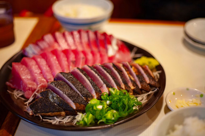 炙燒鰹魚是高知知名料理。（燦星旅遊提供）