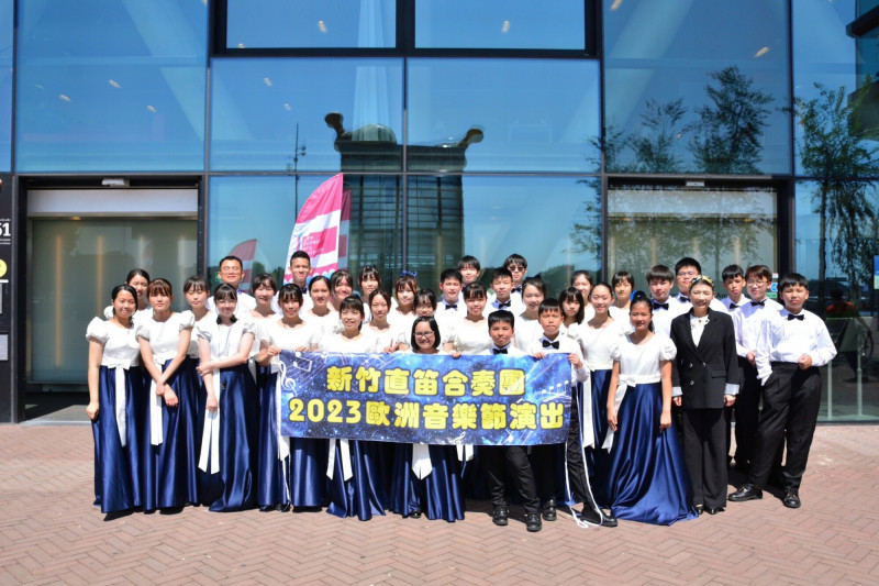 樂團指揮陳孟亨副教授今年除了帶領清華大學木笛團之外，同時引領興隆國小、新竹直笛合奏團、高雄福山國小一同赴荷蘭阿姆斯特丹國際木笛節征戰。 （樂團隨行家長提供）