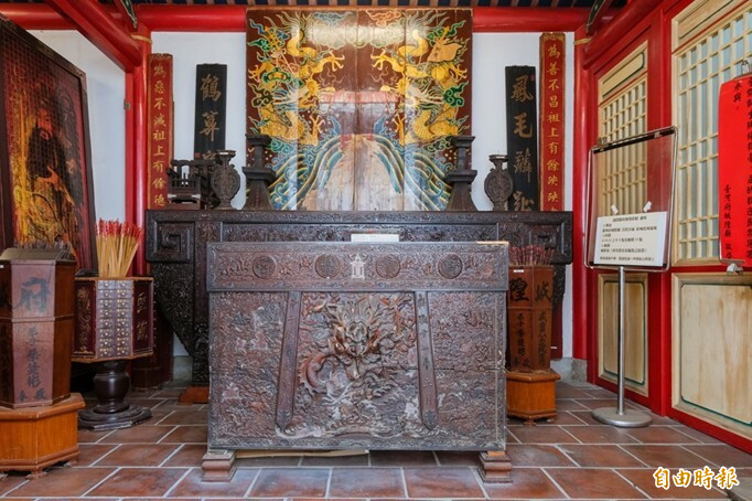 台灣府城隍廟內保存的昭和十二年蟒龍頂下桌。（記者王姝琇攝）
