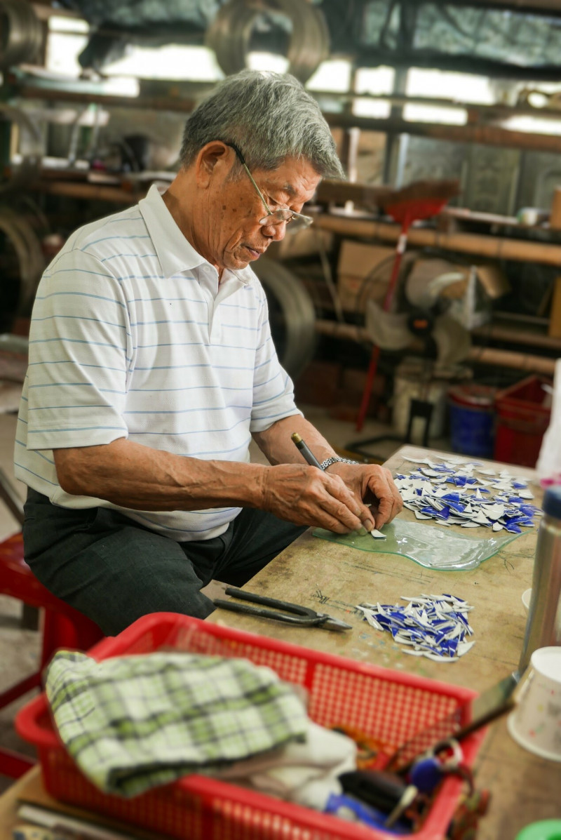 重要文化資產保存技術剪黏泥塑技術保存者徐明河，所有剪黏工法、工序、工料，包含養灰的備料程序，均堅持手作傳統。（桃市府文化局提供）