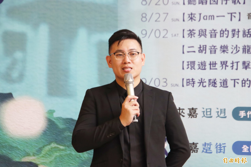 嘉義民族管弦樂團團長呂翼雲邀請民眾參加嘉義國樂節。（記者林宜樟攝）