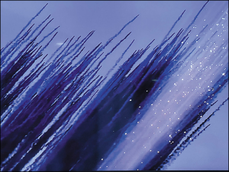 現場播放蔡國強新作〈櫻花滿天的日子〉，為在日本福島磐城市施放緬懷日本311大地震以及疫情期間逝者之作。（翻攝自現場錄像）