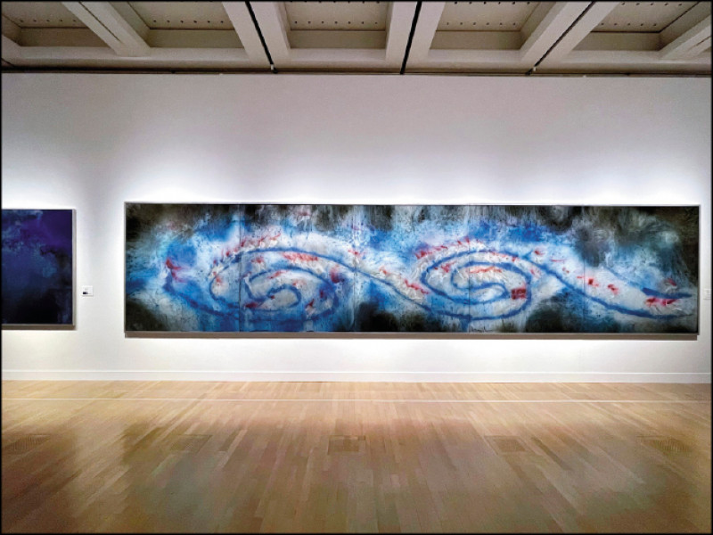 〈銀河嬉冰〉（2020年）火藥、玻璃、鏡子（205×915）。蔡國強讓玻璃和鏡子分別經過幾次不同規模的爆炸，再讓它們上下合併，組成大爆炸後成為一體的作品。表現人類在太空溜冰的浪漫神奇。