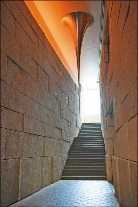 杉本博司在進入「茶洒 金田中」前的廊道，創作了〈究竟頂〉雕塑，逆光照射下使廊道更加深邃，讓人在嘈雜的表參道頓時感受到緩慢與安靜。