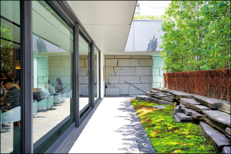 杉本博司為「茶洒 金田中」操刀庭園與室內空間。