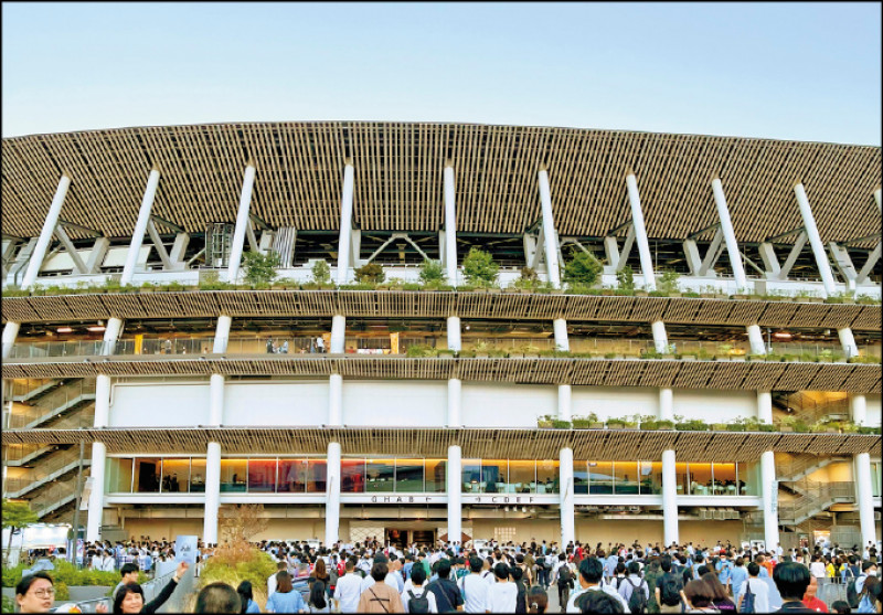 隈研吾操刀的「新國立競技場」以疊加、縫隙等設計手法，讓光影柔和地進入空間，呈現建築的有機狀態。