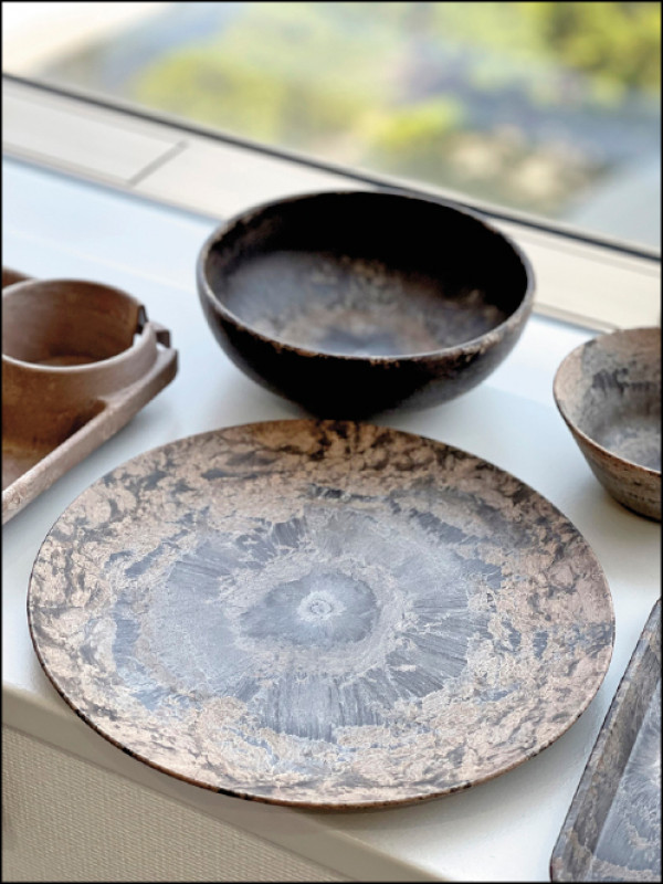 朝日集團總部展示各類飲品回收材質，如瓶蓋、瓶罐轉製而成的家具、器皿。