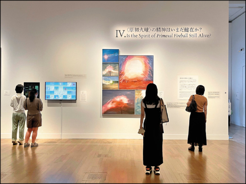 國立新美術館目前正展出國際知名爆破藝術家蔡國強特展「宇宙遊──從〈原初火球〉出發」。