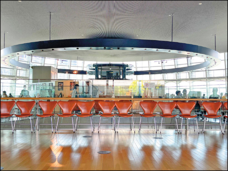 法國已故美食教皇Paul Bocuse餐廳的海外分店Brasserie Paul Bocuse Musée，休息區採丹麥現代主義大師Arne Jacobsen所設計的名椅Series 7。