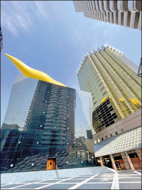 位於淺草的Asahi Super Dry Hall，為法國設計鬼才菲利普史塔克打造，上方的雕塑為〈金色的火焰〉。