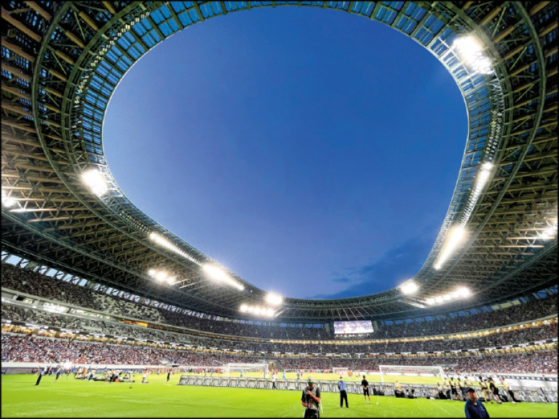 新國立競技場採用來自日本全國47個都道府縣提供的原木建材，打造360度的外簷屋頂。