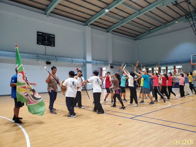 西螺七崁武術種子教師研習活動，今年首次練習陣頭「連環陣」。（記者黃淑莉攝）