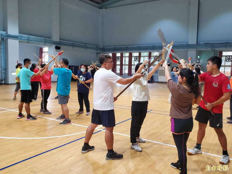 「連環陣」，不同過去拳母、套路，連環陣要拿兵器跑陣型、互打，跑一趟約要40、50分鐘。（記者黃淑莉攝）