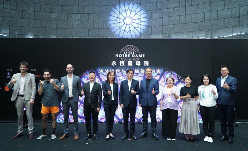 永恆聖母院世界巡迴首站高雄科工館登場，高雄市長陳其邁（中）、HTC全球業務暨行銷資深副總裁黃昭穎（右5）及與會貴賓合影。（經發局提供）