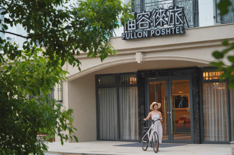 福容徠旅水里店提供電輔車租賃，讓遊客享受漫遊小鎮的優閒氛圍。（福容徠旅水里提供）