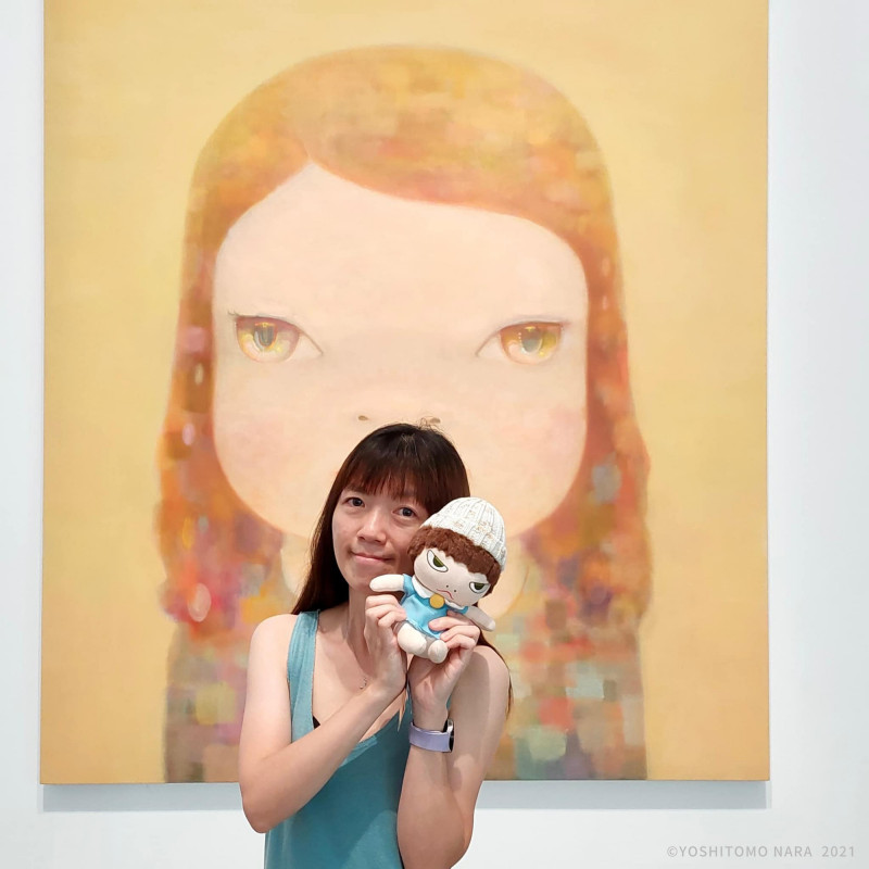基隆奈良粉絲Nana特地帶著奈良娃娃，南下高雄與作品合照。（©YOSHITOMO NARA 2021，高雄市文化局提供）