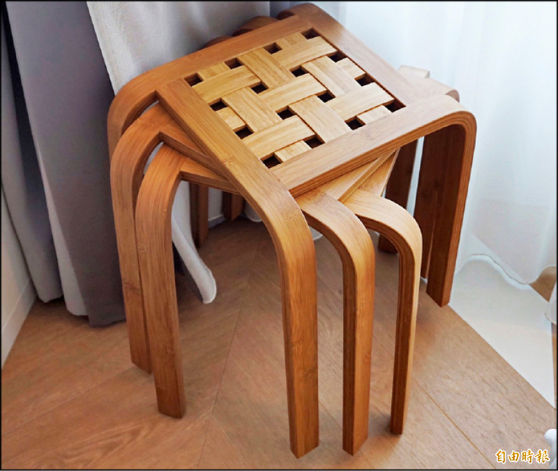 迴椅凳的特殊結構，突破傳統工藝技術、造型與美學的窠臼。（記者董柏廷攝）