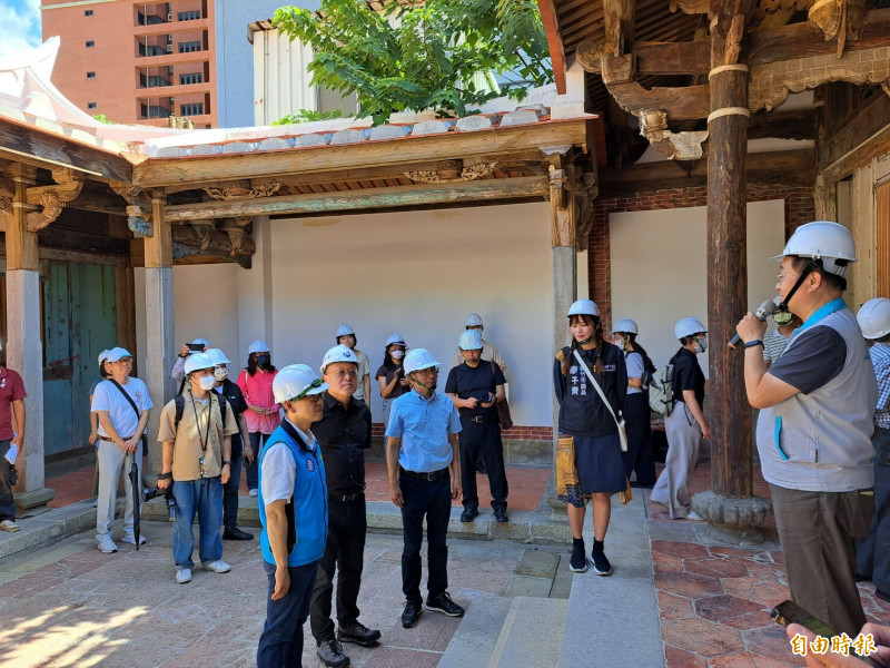文化部長史哲今天參觀國定古蹟鄭用錫開台進士第修復竣工情形，市府可望10月開放，重現鄭用錫當年進京趕考場景。（記者洪美秀攝）