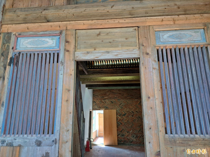 文化部長史哲今天參觀國定古蹟鄭用錫開台進士第修復竣工情形，就連木門框也恢復重現。（記者洪美秀攝）