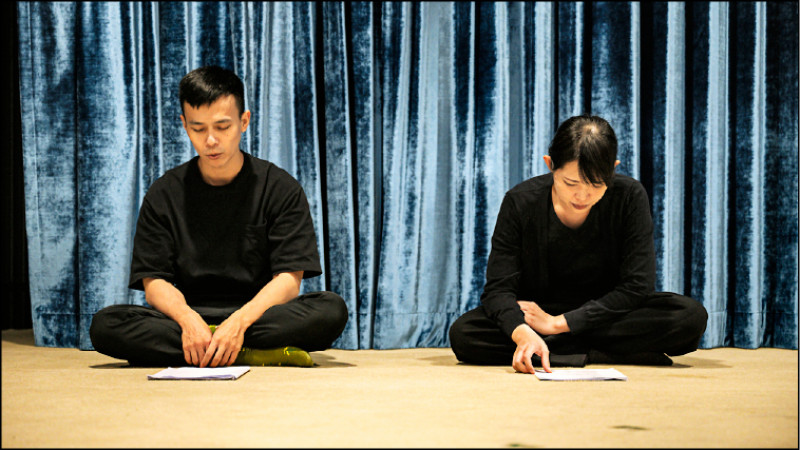 演員一遍遍朗誦詩句，形成複沓的韻律感。