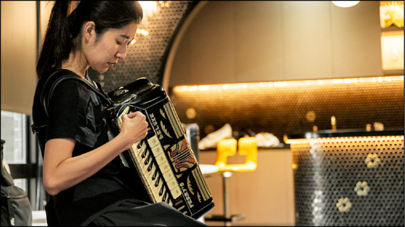 音樂也是詩劇場很重要的元素之一，《海鷗詩學》以手風琴創造海邊想像。