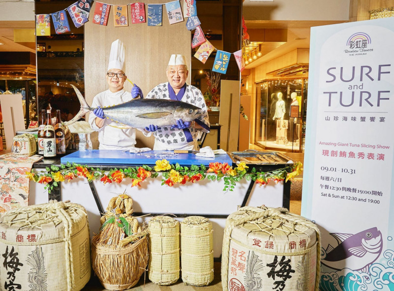 彩虹座自助百匯週末加碼現剖鮪魚秀表演。（台北福華提供）
