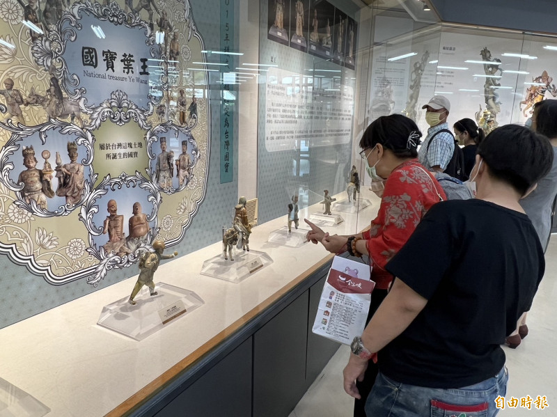台南學甲慈濟宮葉王的交趾陶作品首次在雲林文觀處展覽館展出，許多民眾慕名到場欣賞。（記者黃淑莉攝）