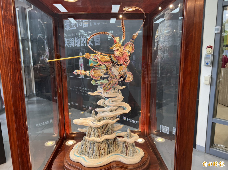 國寶葉王的第4代傳人，當代藝術家吳榮的作品。（記者黃淑莉攝）