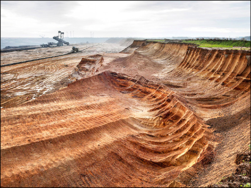 愛德華．伯汀斯基，煤礦區-1號，北萊茵，西伐利亞，德國，2015 © 愛德華．伯汀斯基，由香港Flowers畫廊／新加坡Sundaram Tagore畫廊提供