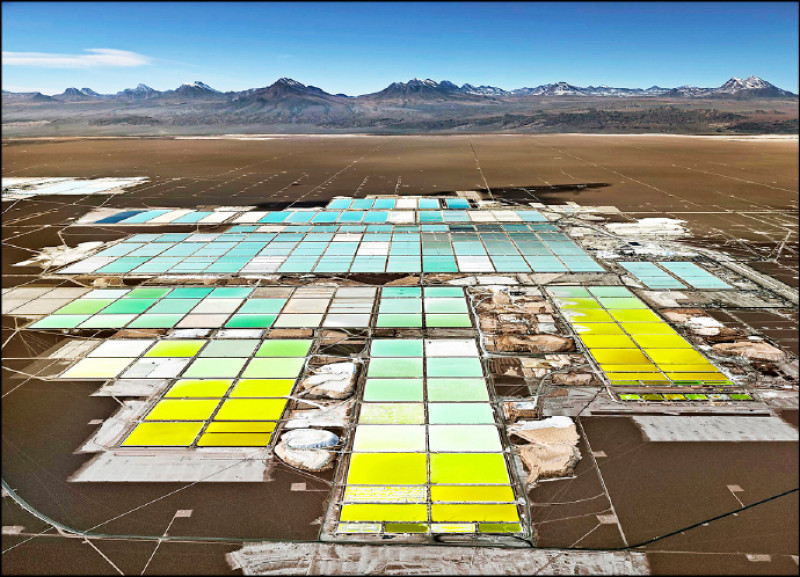 愛德華．伯汀斯基，鋰礦區-1號，鹽沼，阿塔卡馬沙漠，智利，2017 © 愛德華．伯汀斯基，由香港Flowers畫廊／新加坡Sundaram Tagore畫廊提供