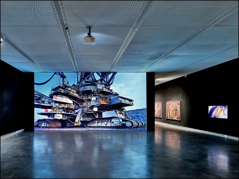 高雄市立美術館「人類世─凝視．消逝中的地表」展覽現場。（林昱晴攝）