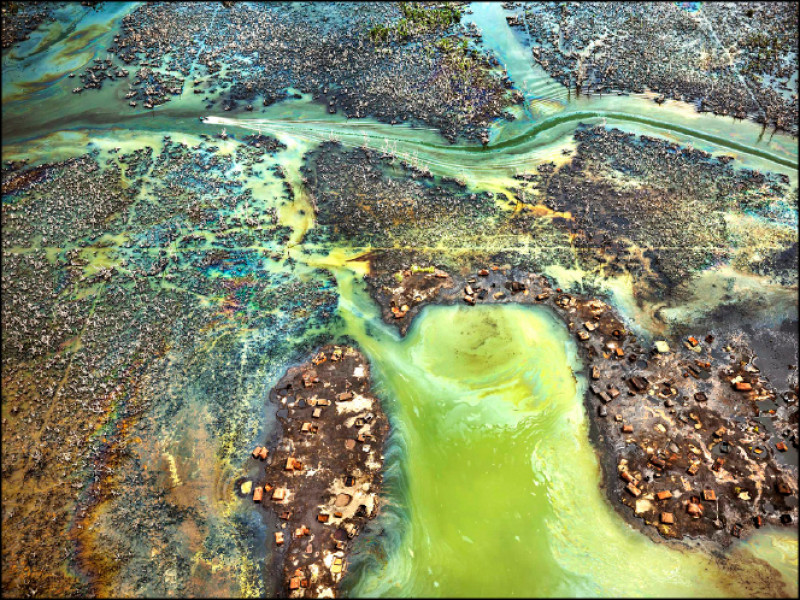 愛德華．伯汀斯基，上油-4號，尼日河三角洲，奈及利亞，2016 © 愛德華．伯汀斯基，由香港Flowers畫廊／新加坡Sundaram Tagore畫廊提供