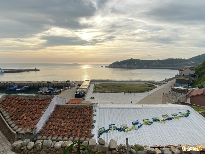 第2屆「馬祖國際藝術島」將於9月23日起登場，歡迎大家透過藝術視角重新認識馬祖之美。圖中右下角屋頂為此次展覽作品〈守護〉。（記者周幸叡攝）
