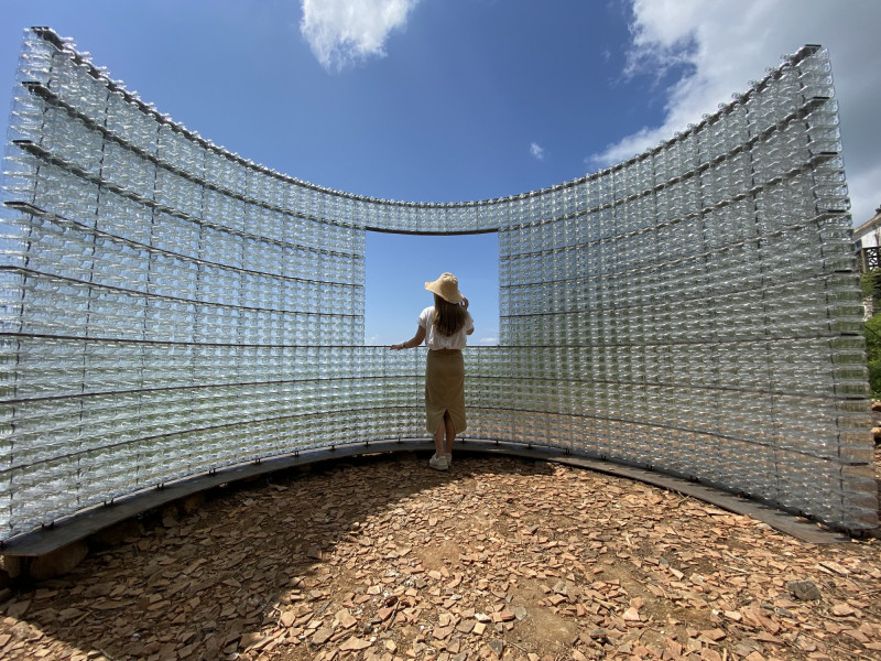 第2屆「馬祖國際藝術島」主題為「生紅過夏」，象徵如老酒歷經時間洗禮，藝術在馬祖持續發酵。圖為此次展覽作品〈打開〉-老酒玻璃屋。（記者周幸叡攝）