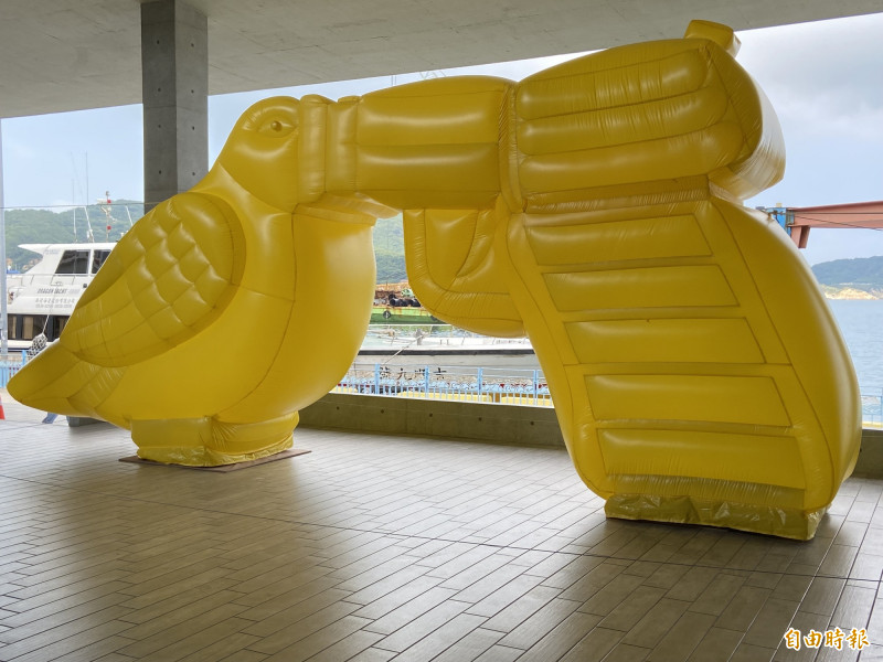 在南竿福澳碼頭候船室1樓的作品〈和平小菜一碟（10XL）〉。（記者周幸叡攝）