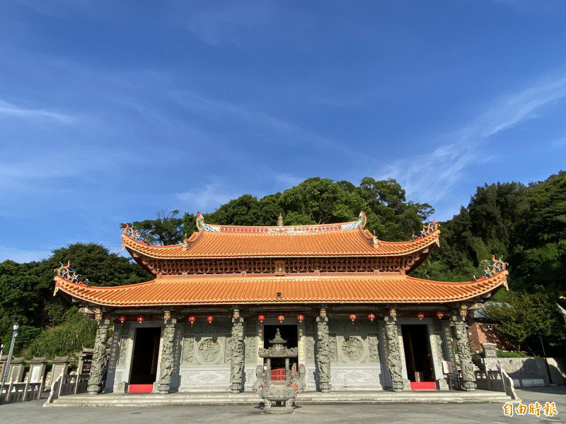 馬祖境天后宮是馬祖地方的信仰中心，參拜媽祖還可順道欣賞位於馬港沙灘的展覽作品〈海是我的陸〉。（記者周幸叡攝）