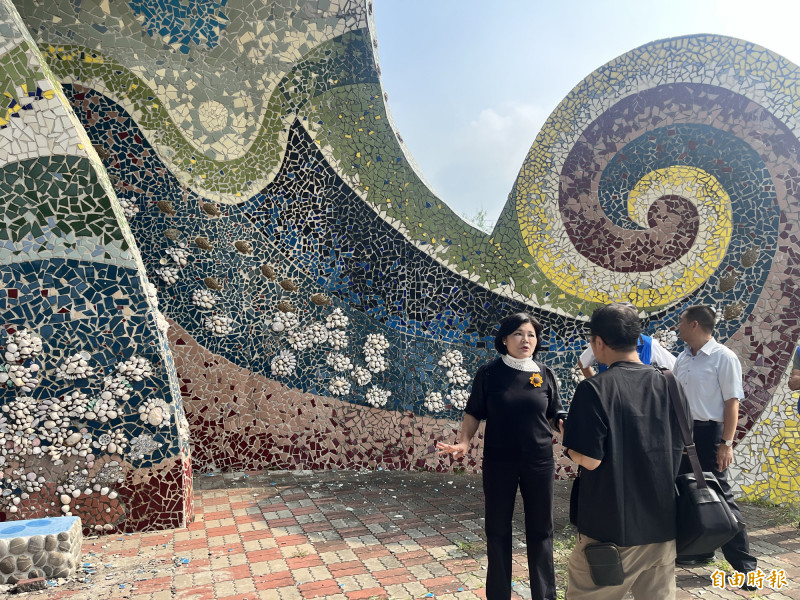 雲林縣長張麗善等人現勘裝置藝術「台西海螺」，發現牆面破損斑駁。（記者林旻臻攝）