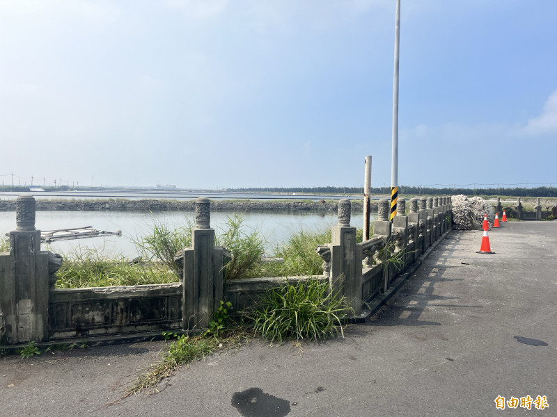 台西鄉長李文來表示，圓環周遭的圍欄老舊破損，建議縣府一併修繕。（記者林旻臻攝）