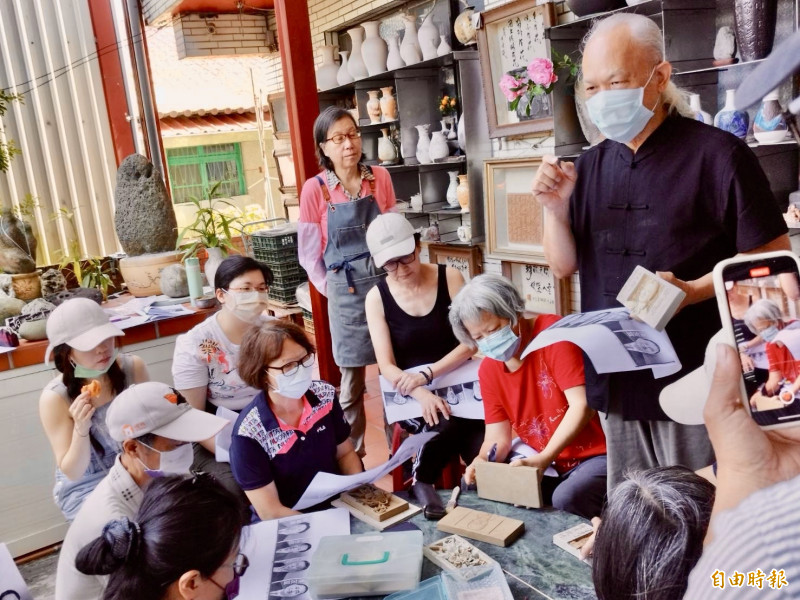 磚雕藝術家陳逢顯（右上）指導學員磚雕技巧。（記者翁聿煌攝）