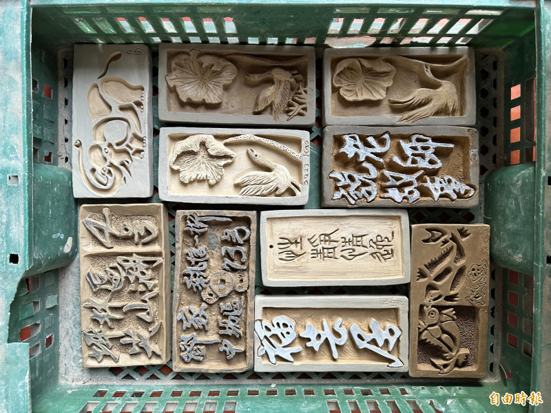磚雕薪傳班的學員作品，呈現不同的創作風格與趣味。（記者翁聿煌攝）